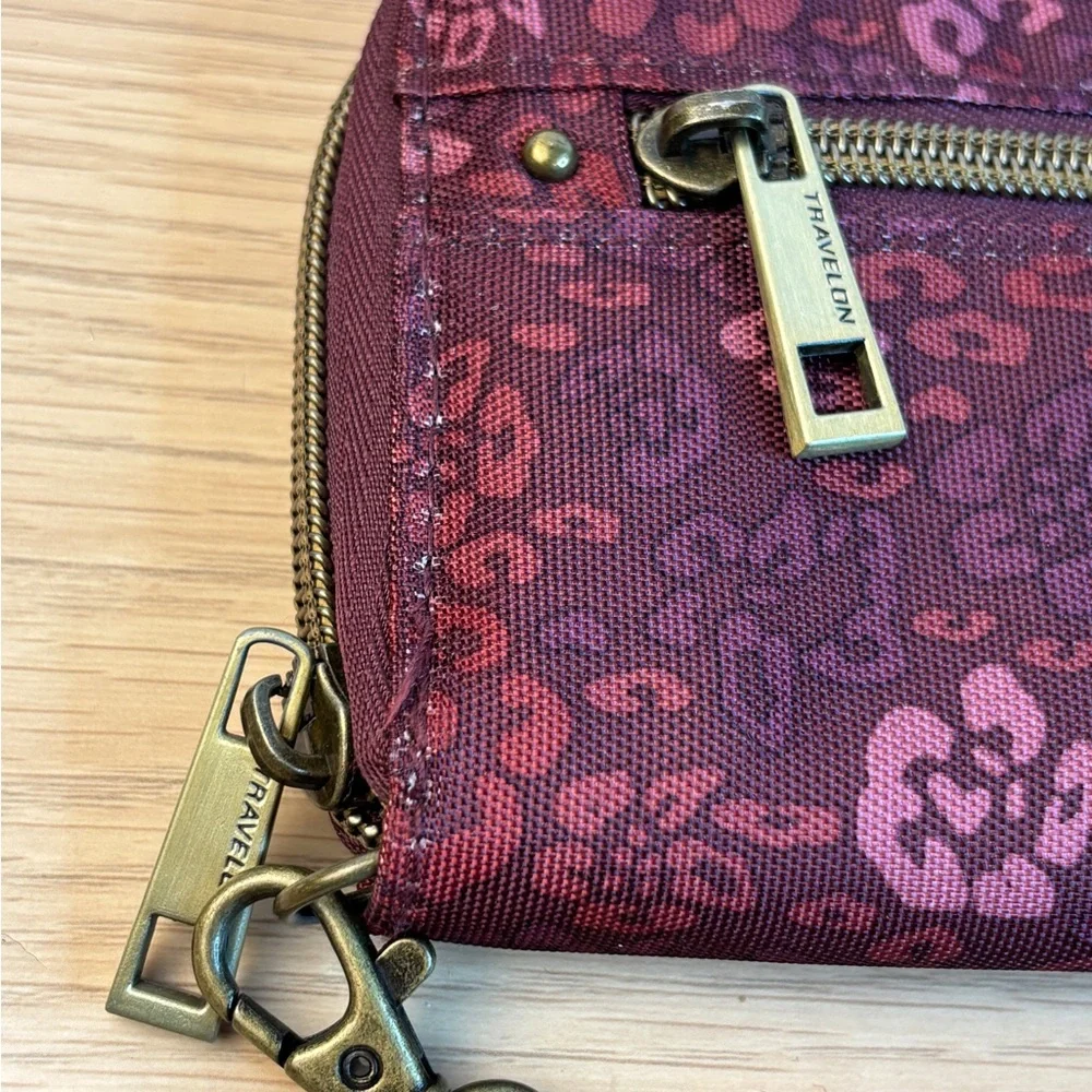 Travelon Zip‎ Around Wristlet Wallet Berry Purple Leopard Floral Print RFID